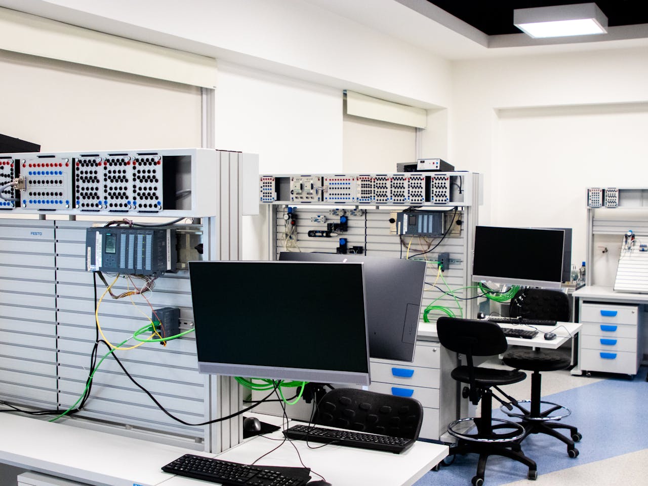 A laboratory with computers and monitors on the desk